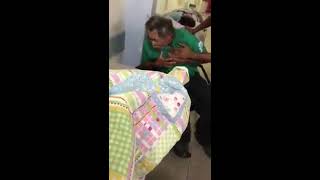 senhor morrendo na fila do hospital Realidade de um país chamado Brasil