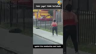 lucu orang ini sangking hobi joget  apapun jadi musik