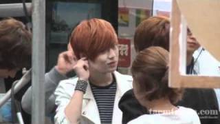 [fancam] 110506 SHINee Taemin stand-by at backstage @ S. music show