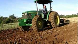 John Deere 5603 75 CV - nivelando, subsolando