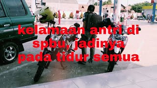 kelamaan antri di spbu, jadi pada tidur semua 😁