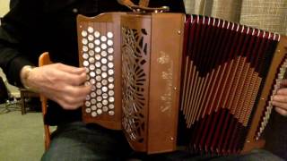 Learn how to play triplets on chromatic button accordion