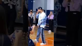 Manuel Turizo cantando en escuela en Miami