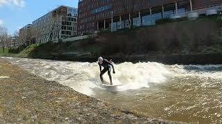 Jezdíme legendární surfovou vlnu v Karlíně. River surf i rodeo kajak | Povodeň 2023