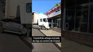 Caminhão atinge entrada de loja no centro de Cristal