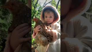 Moment calin poule pekin avec bébé #cute #familly #poulepekin #poulepekinbatam #bebe #babylove