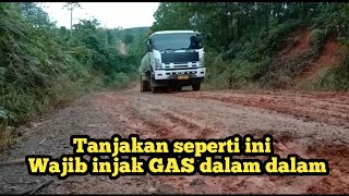 Injak gas dalam dalam di tanjakan licin