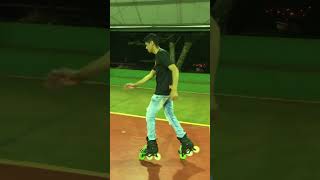 Manobra de patins inline na quadra