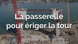 La passerelle pour ériger la tour