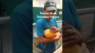 Viral Penjual Buah Kesambet Pepaya