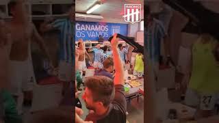 los jugadores de Racing festejando el triunfo ante los amargos