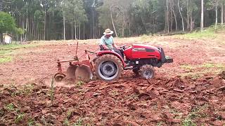 Trator Agrale 4100.4 arando com discos de 26 polegadas