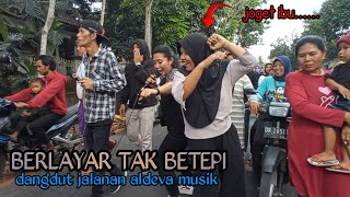 BERLAYAR TAK BETEPI||IBU INI SAMPAI GOYANG HILANG KENDALI KARNA MUSIKNYA BIKIN NGILER DENGARNYA...