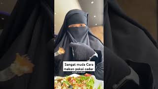 Makan pakai cadar mudah kok