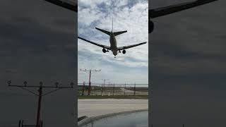 United Airlines 777 landing overhead at Houston Intercontinental (short)