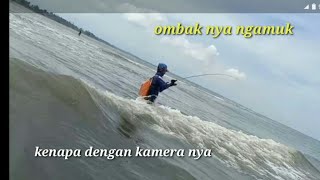 Begini jadinya mancing di saat besar ombak