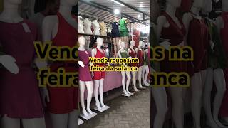 Olhando as roupas na feira da sulanca Caruaru