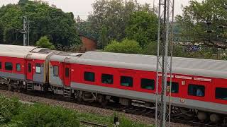 Ek Dam Shaant hokar Aati Hui 12430-New Delhi Lucknow Express | New Delhi Lucknow AC Express