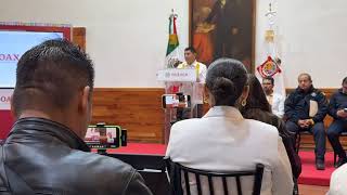 Conferencia de prensa del gobernador Salomón Jara Cruz en el Palacio de Gobierno.