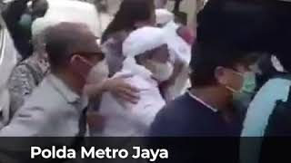 Takut Ditangkap Rizieq Menyerahkan Diri Ke Polda Metro