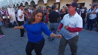 Yessenia haciendo buena pareja de baile con el Dulcero 💃🕺. Parque libertad 🇸🇻.