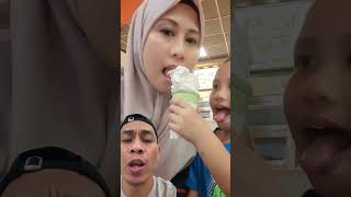 Kamu suka es krim vanila apa coklat?