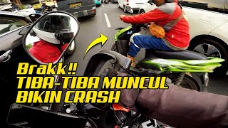 Brakk!! Tiba-tiba aja muncul dan bikin crash!!