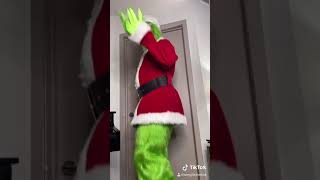 When Santa catches the grinch stealing Christmas 🎅🏻