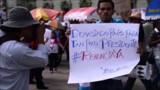 Miles de chapines entonando el Himno Nacional De Guatemala (Mi Pais)