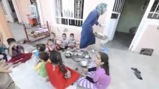 Kids from Amrli eating bread due to siege imposed by ISIS