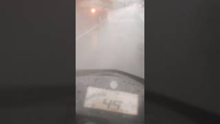 Cuenta la leyenda que... AQUEL QUE HA MANEJADO SU MOTO BAJO LA LLUVIA YA NO LE TEME A NADA