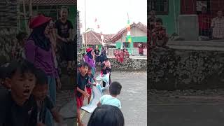 lomba balap karung berujung jatuh berguling-guling