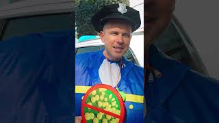 Police officer shows rules of safety and safe driving 👮‍♂️ 🚓 🟡 🏎 🚚