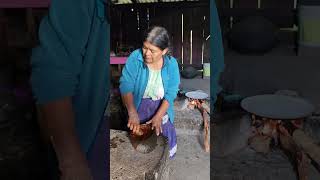 mi mama preparando salsa de molcajete, san juan mixtepec región de la mixteca