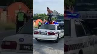 Video Viral Terkini Orang Awam Mengamuk Atas Kereta Polis Di Depan Balai POLIS Gopeng, Perak.