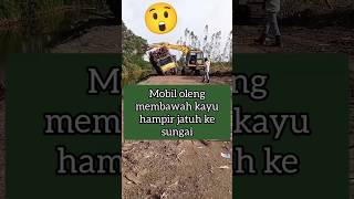 mobil truk membawa kayu hampir jatuh ke sungai #shorts #mobiloleng #mobilderek #viral