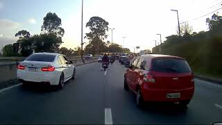 idoso com motoquinha de criança tirando de giro