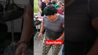 La colochita bailando al ritmo de la Chona en el parque libertad 🇸🇻.