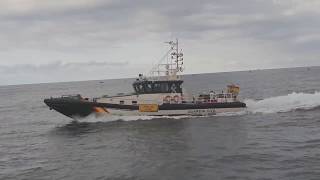 Patrullera Guardia Civil adelantando a embarcación de recreo en Gijón