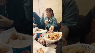 Makan siang ber'sama teman Di KFC | Happy holiday #shorts #youtubeshorts #youtubepemula