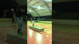 Pulando no caixote com patins inline