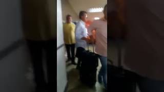 Romero Jucá é hostilizado no aeroporto de Boa Vista parte 1