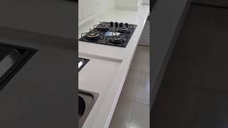 Hora de modernizar sua cozinha. Tudo em porcelanato. WhatsApp 15 996492517