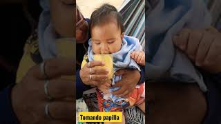 bebe toma papilla en vaso