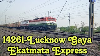 Tiranga Colour Se Rangi 2 Electric Locomotive Ke Sath Jati Hui 14262-Lucknow Gaya Ekatmata Express