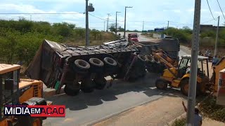 Populares saqueiam carga de milho após carreta tombar vagões na PE-265, em Sertânia