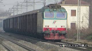 Treno merci E652 045 con vagoni per il trasporto dell'argilla