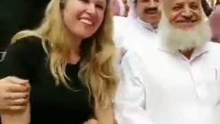 سعودي عجوز يغني لشابة امريكية