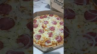 Pizza de calabresa acebolada vende muito no delivery de qualquer pizzaria