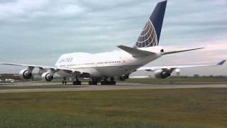 UAL B-747-400 at BUF